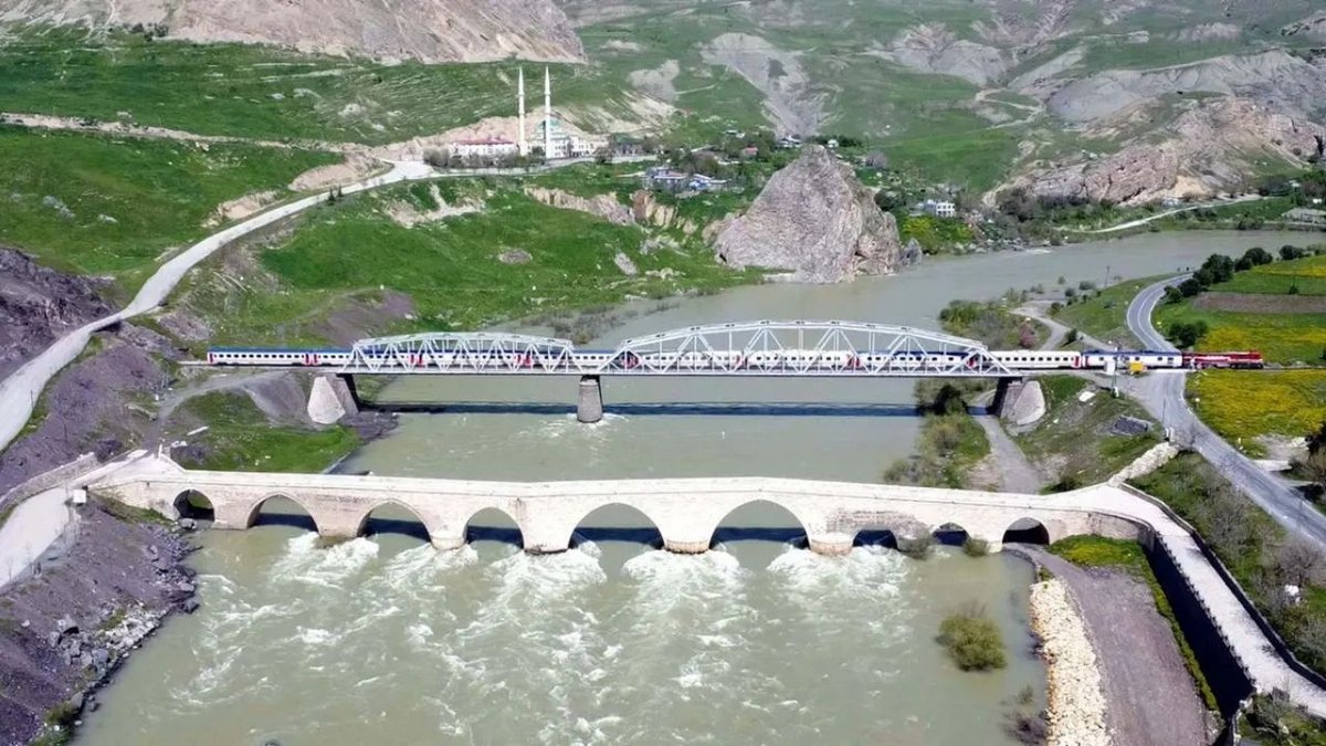 Van Gölü Ekspresi Doğu Ekspresi’ne Rakip Oldu: 8 Şehri Aşan Efsane Rota