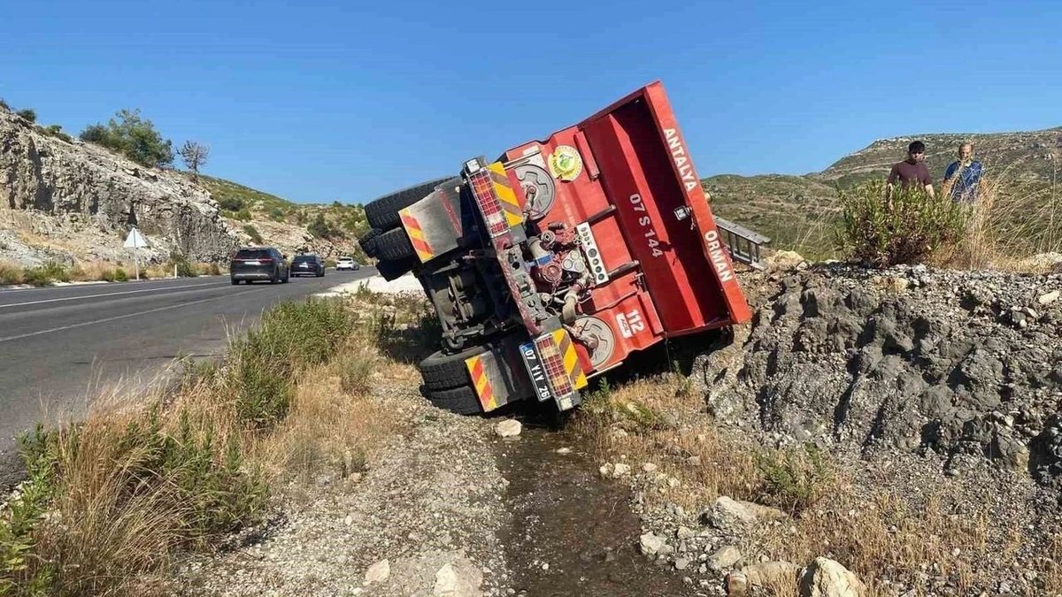 Yangına Koşan Orman Ekibinin Aracı Devrildi Ekipler Seferber Oldu
