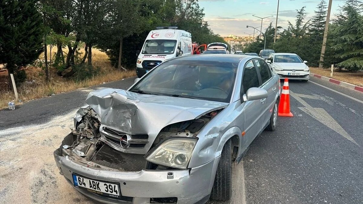 Uşak’ta Trafik Kazası Tır Dorsesine Çarpan Araçta Dört Kişi Yaralandı