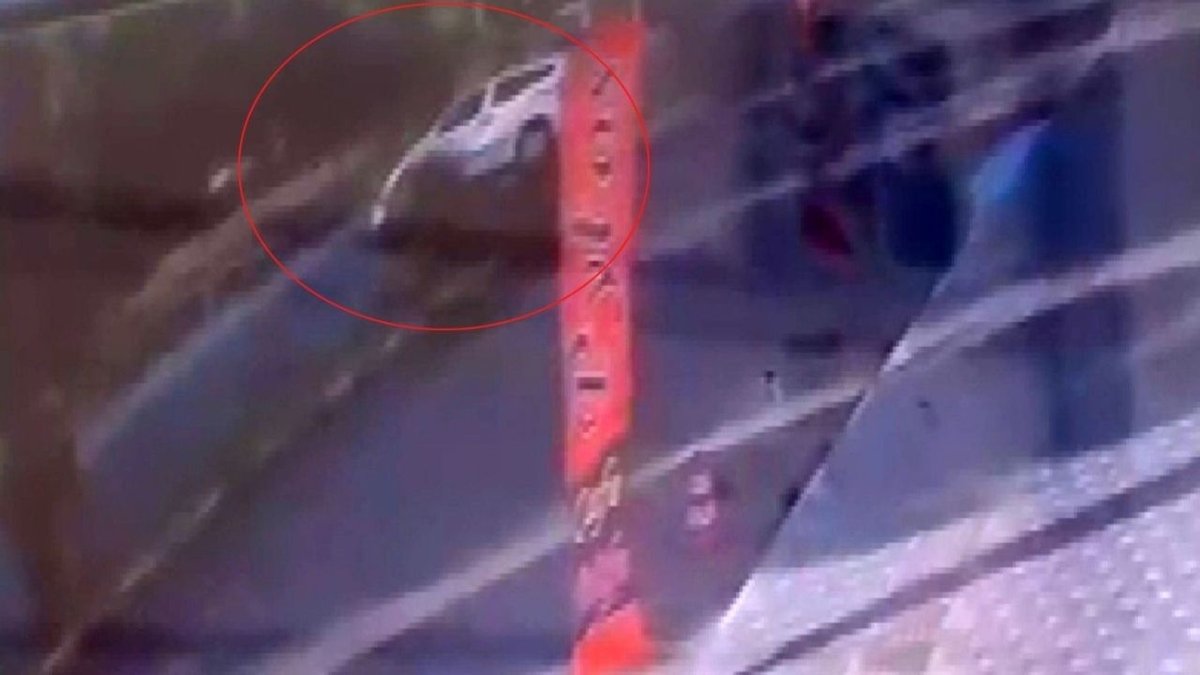 Şanlıurfa’da Feci Kaza Kamerada: Kontrolden Çıkan Araç Ağaca Çarparak Durdu