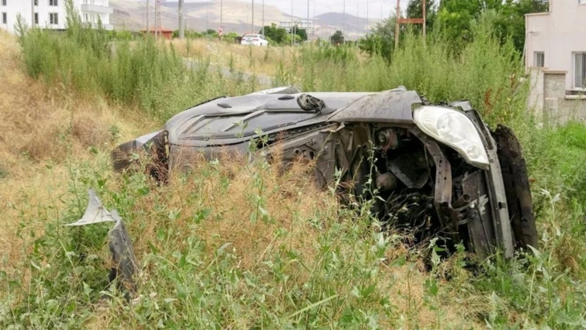 Kayseri’de Otomobil Refüje Çarpıp Takla Attı: 4 Kişi Yaralandı