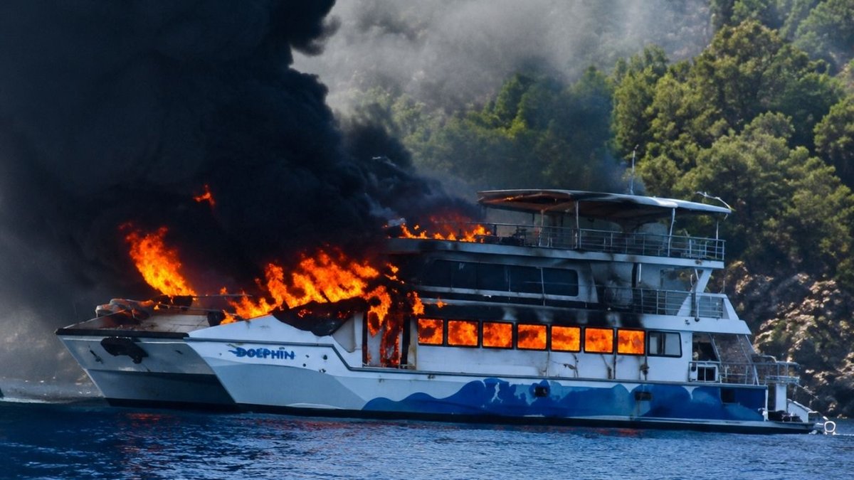 Fethiye’de Gezi Teknesinde Yangın Paniği: 115 Yolcu Denize Atladı