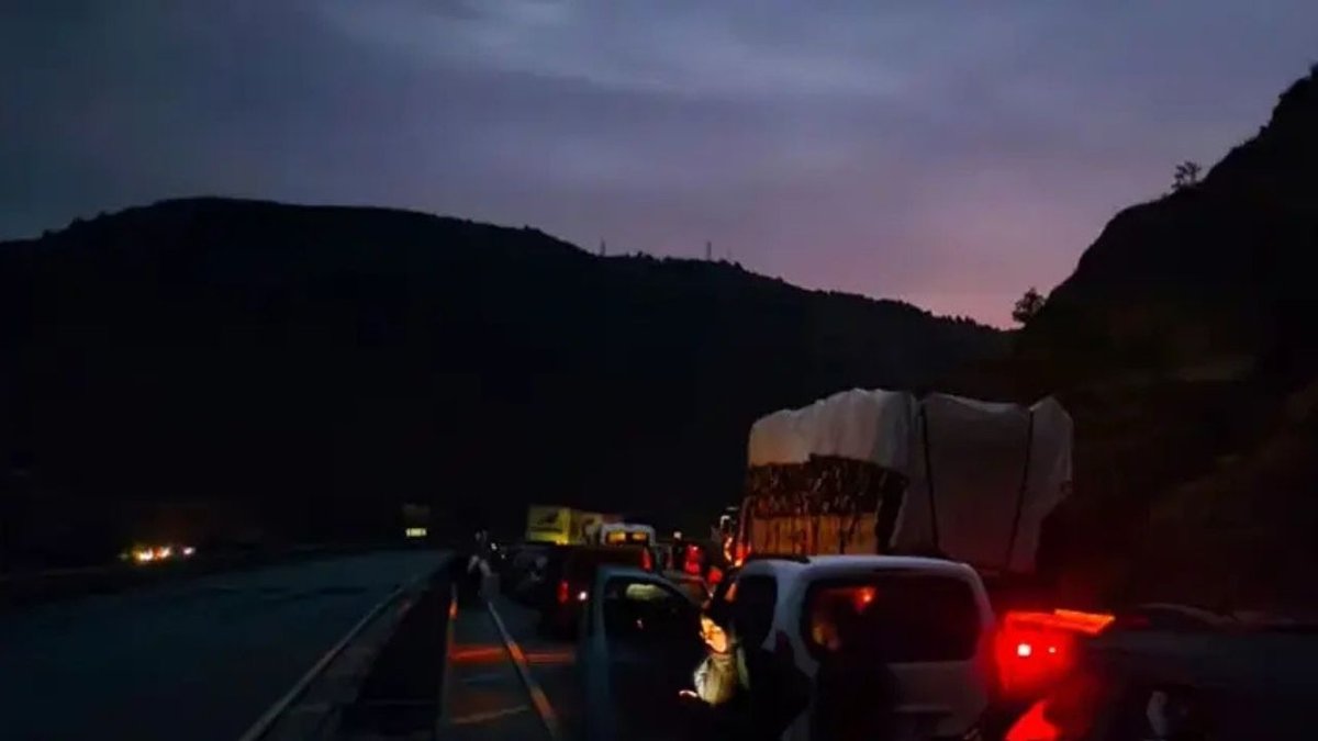 Sivas’ta Heyelan Nedeniyle Yol Kapandı, 10 Kilometrelik Araç Kuyruğu Oluştu
