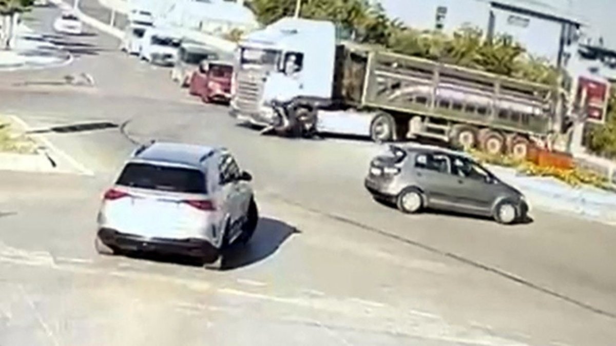 TIR’la Çarpışan Motosikletin Sürücüsü Yaralandı, Kaza Kamerada