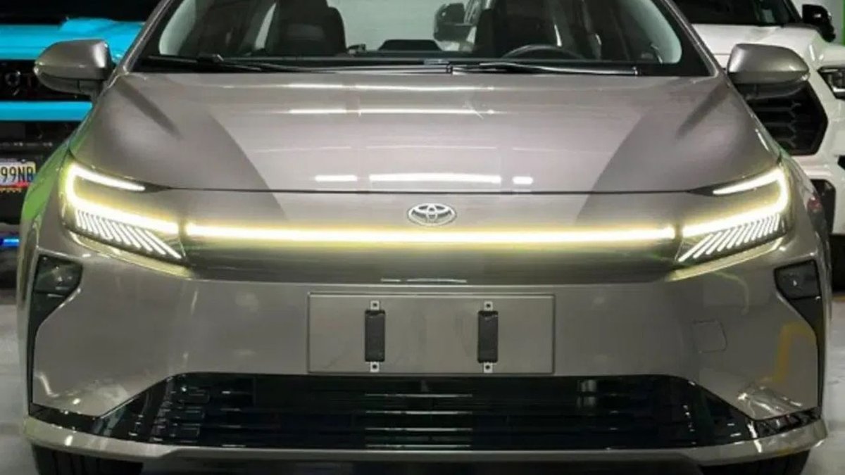 Yenilenen Toyota Corolla Komşu Pazarda Satışa Çıktı