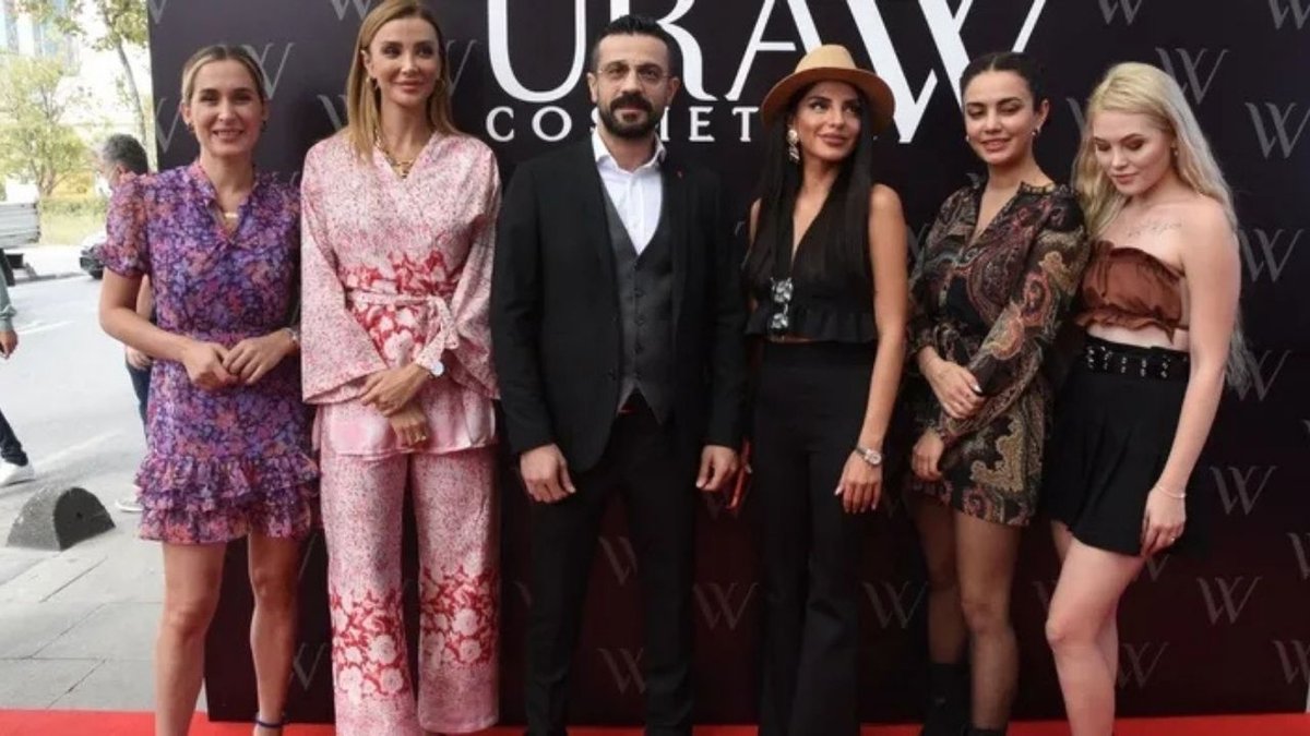 Manken Özge Ulusoy’un İmzaladığı Taze Sözleşme