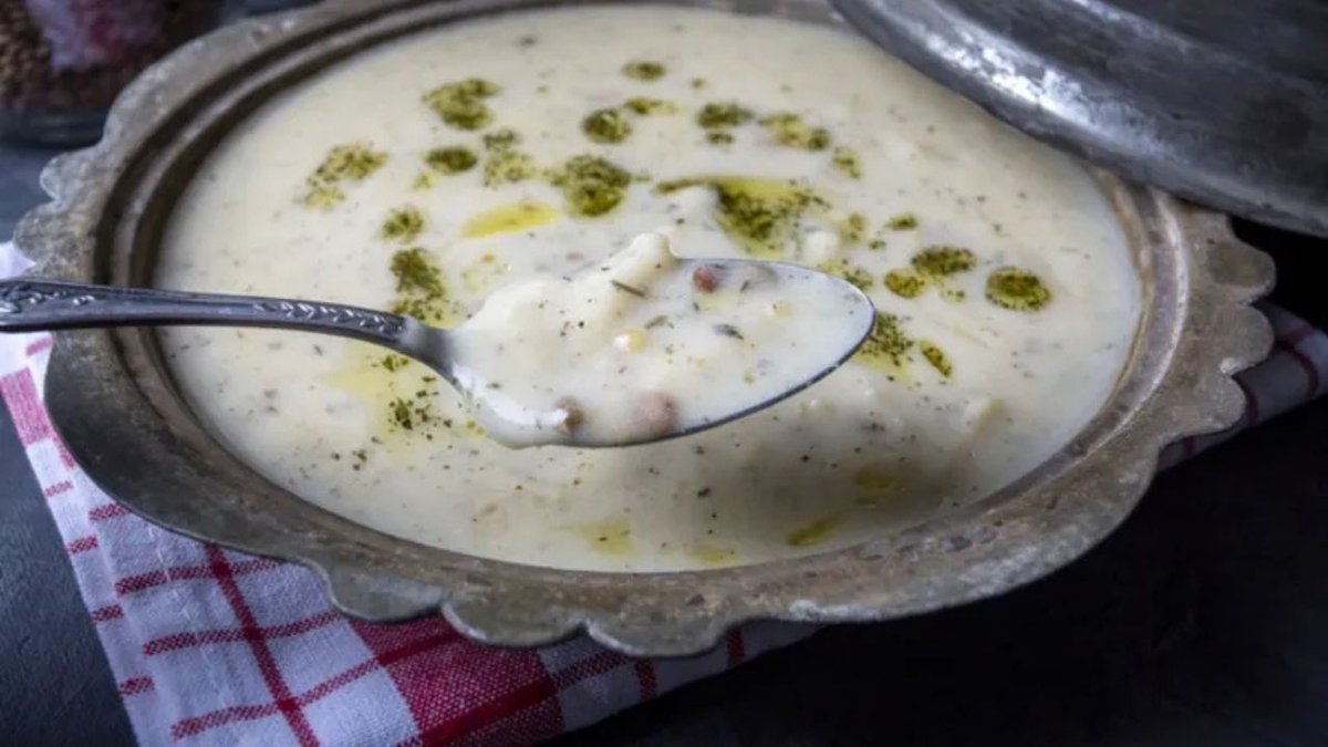 Yaz Aylarının Favorisi: Serinletici Ayran Aşı Çorbası Tarifi