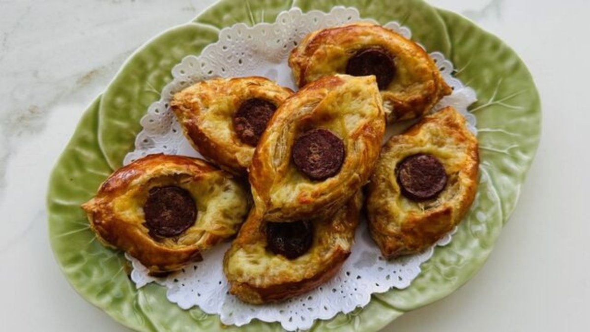 Sucuklu Milföy Pide Tarifi: Kahvaltıya Pratik Ve Lezzetli Alternatif