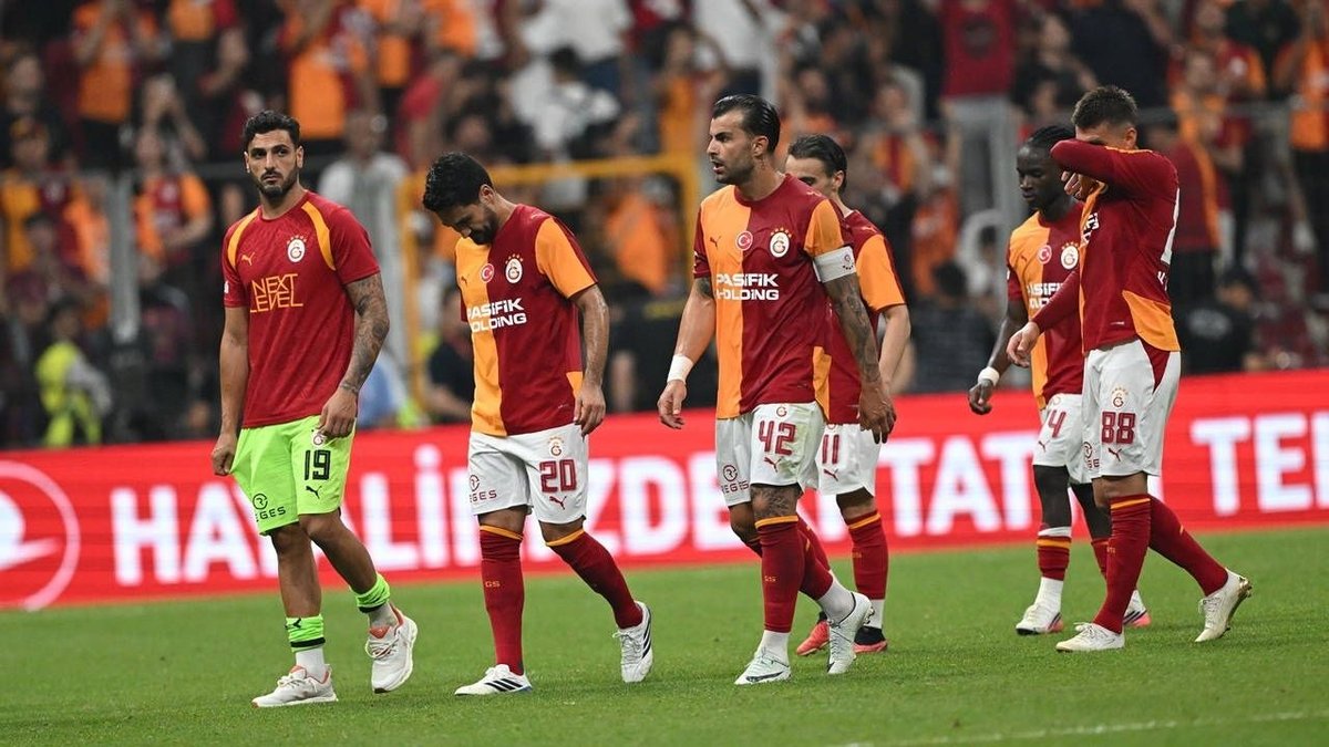 Galatasaray’da Villarreal Maçı Sonrası Transfer Tepkisi: Taraftar Yönetimi Eleştirdi