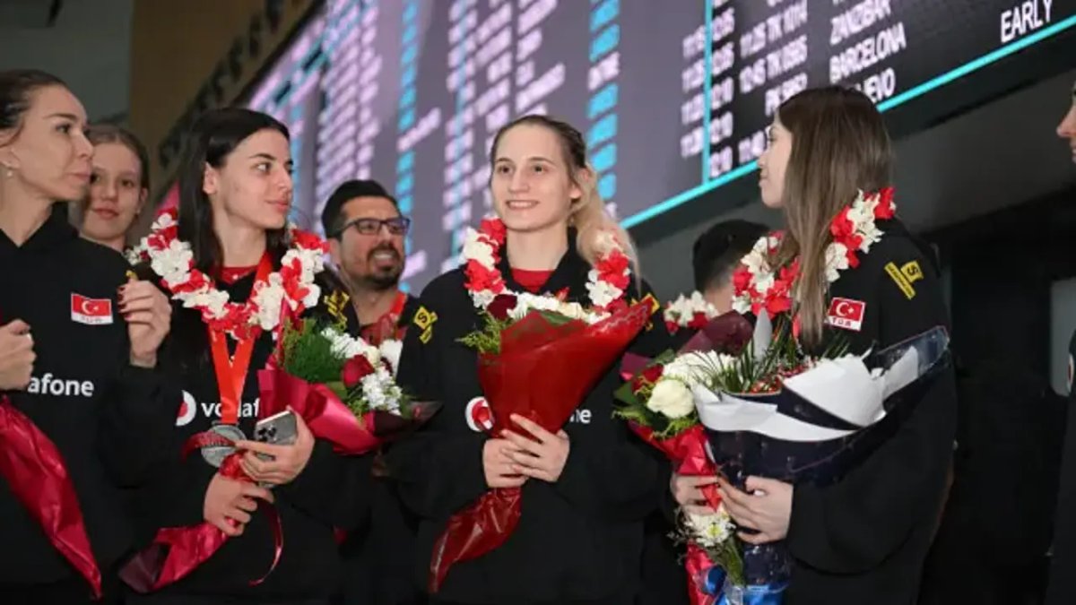 Dünya İkincisi Milli Voleybolcular Yurda Döndü