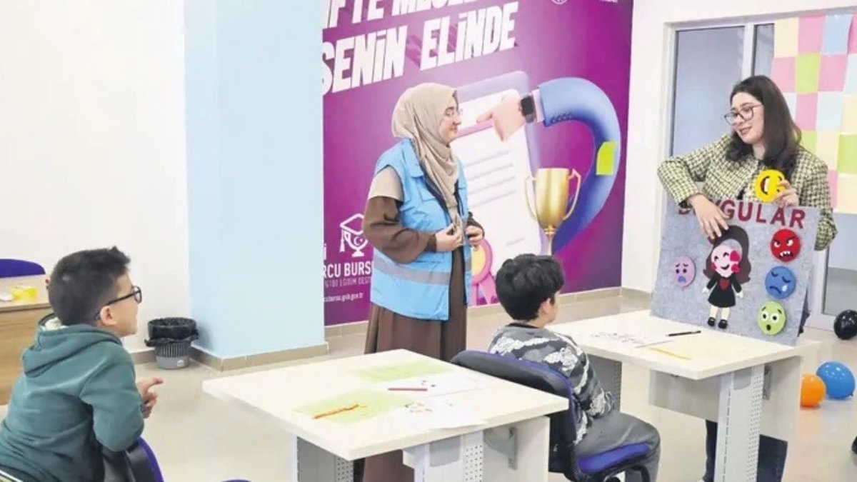 Üniversite Öğrencileri Küçük Kalplere Sevgi Aşılıyor