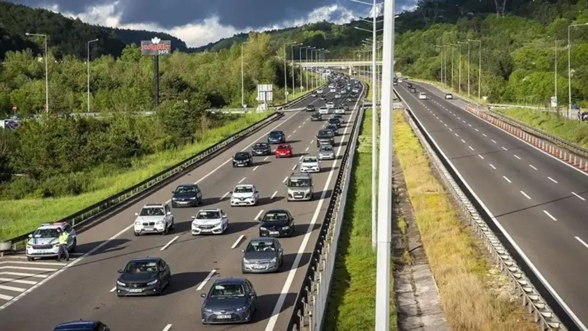 Bayram Dönüşü Trafik Yoğunluğu: Anadolu Otoyolu ve D-100 Kara Yolunda Araçlar Zaman Zaman Duruyor