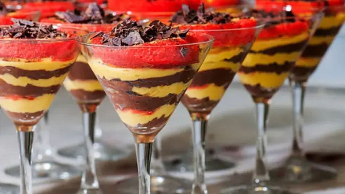 Şerbetli Tatlıları Sollayan Trifle Tarifi: Meyveli Ve Serin Lezzet