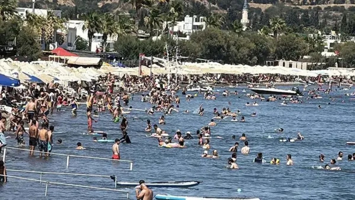Bodrum Sahilleri Kavrulurken Turistler Serinlemek İçin Denize Akın Etti