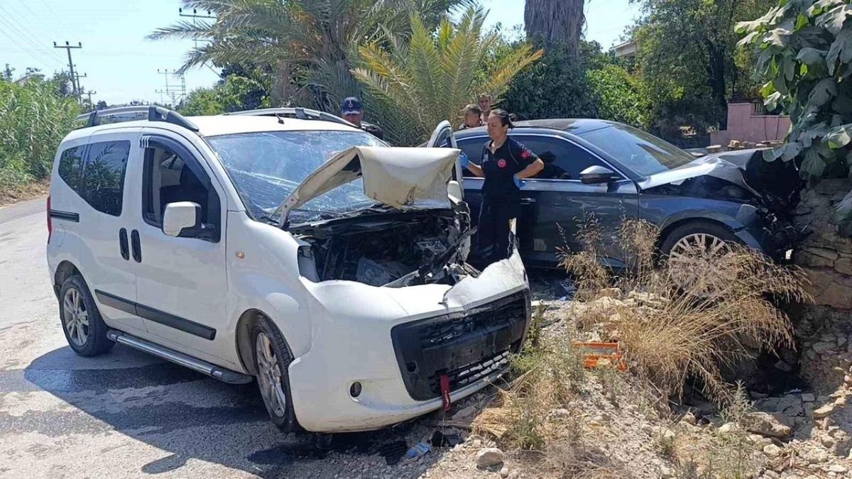 Antalya’da Feci Kaza İki Araç Çarpıştı Sürücü Yaralı Kurtarıldı