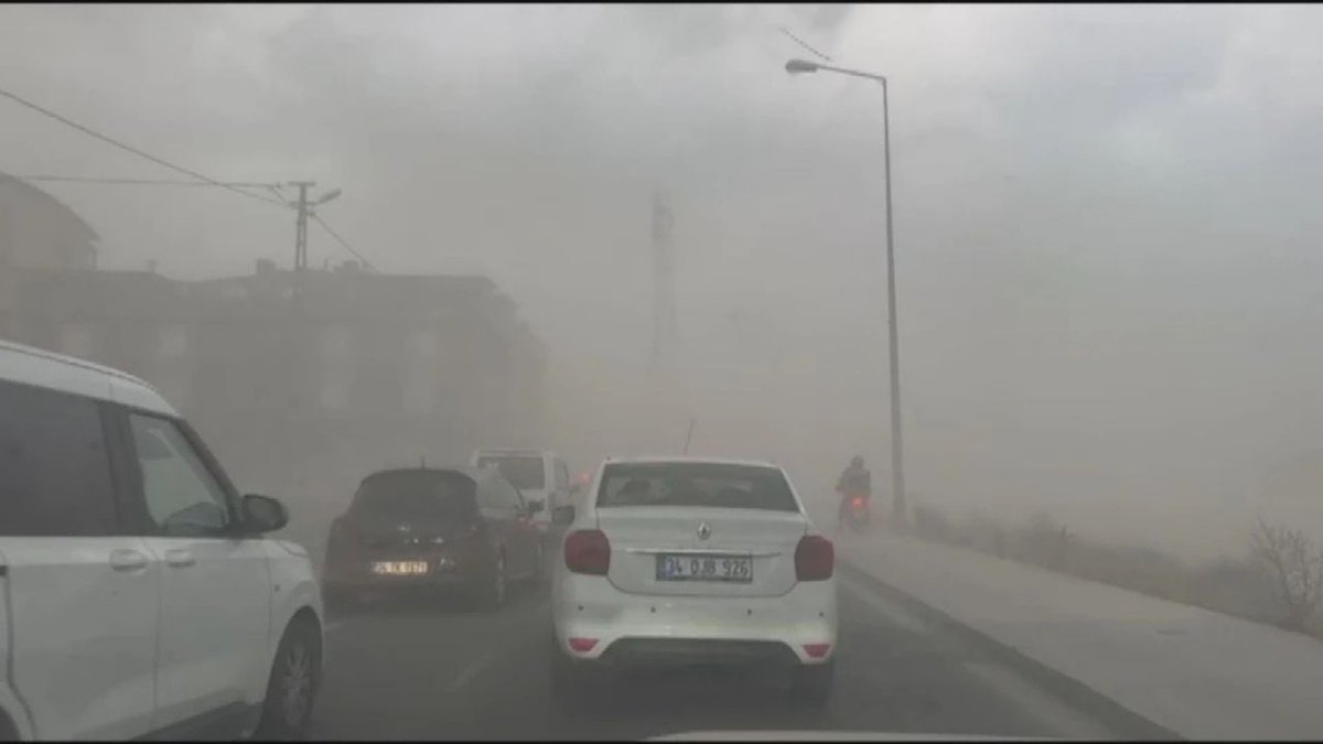 İstanbul'da Fırtına Alarmı Çatılar Uçtu Ağaçlar Devrildi