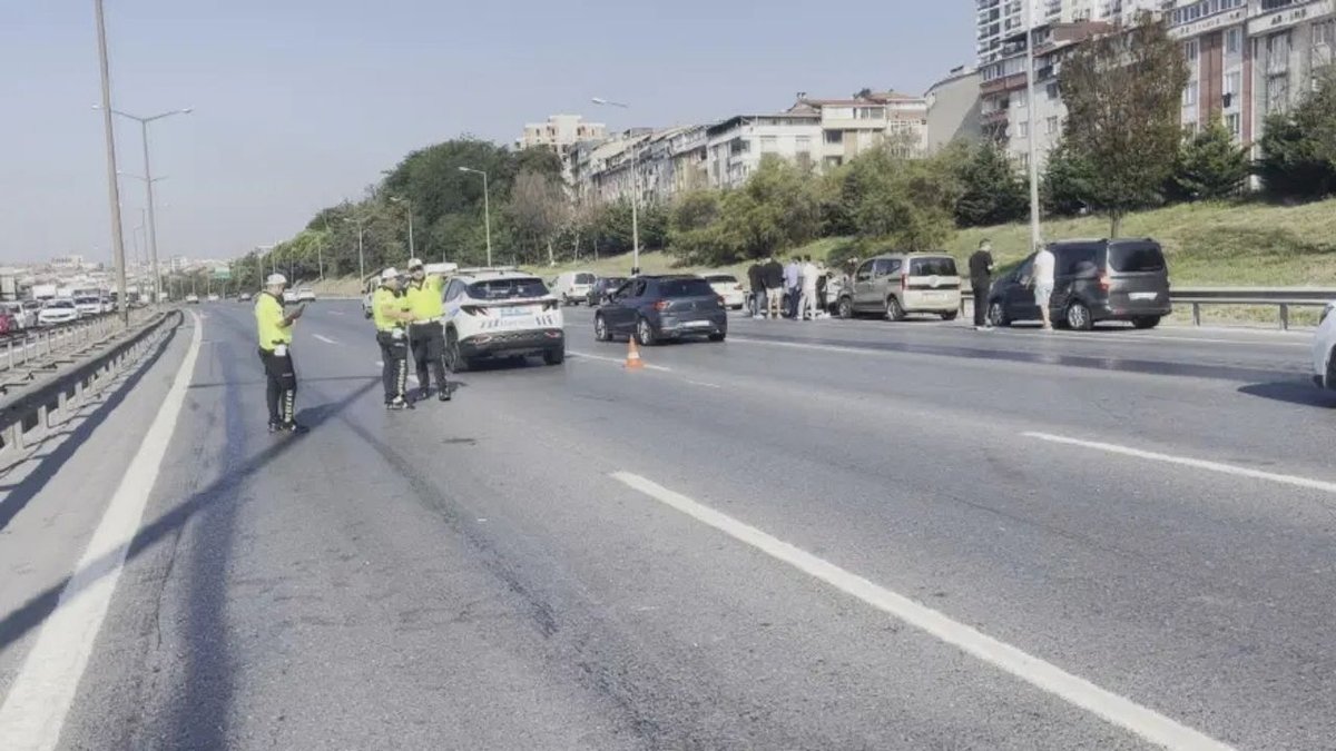 TEM Otoyolu'nda zincirleme kaza: 10 araç birbirine girdi, trafik durma noktasına geldi