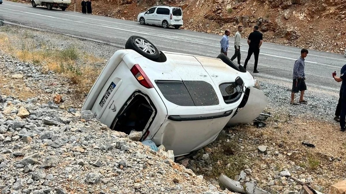 Adıyaman’da Hafif Ticari Araç Takla Attı: 4’ü Çocuk 6 Yaralı