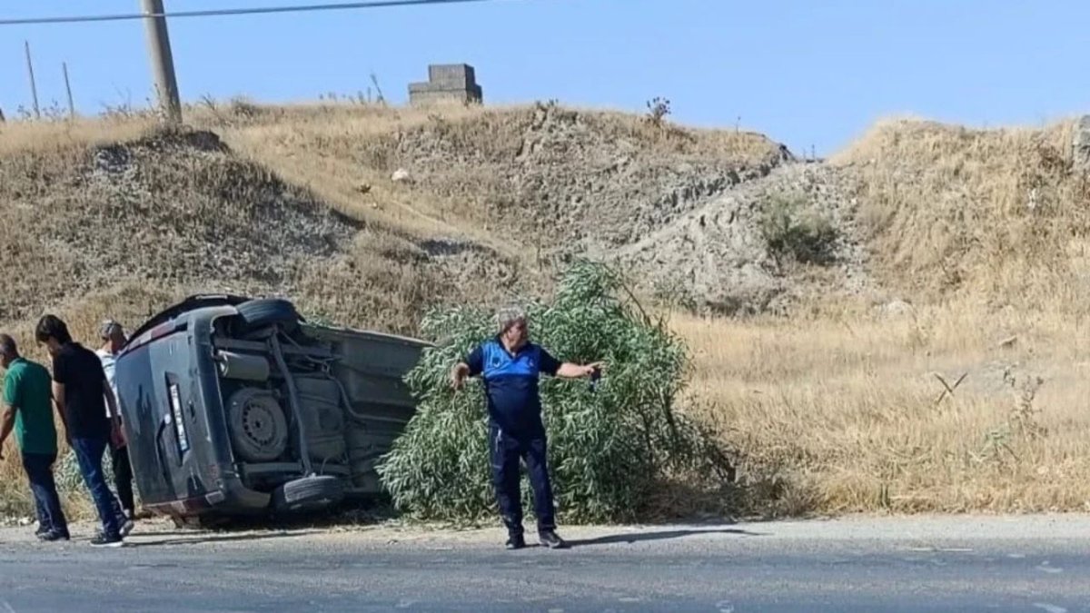 Adıyaman’da Lastiği Patlayan Hafif Ticari Araç Takla Attı: 2 Yaralı