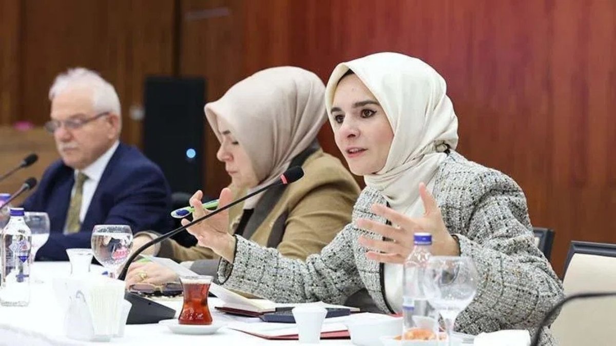 Bakan Göktaş, Vekillere Sosyal Medya Düzenlemesini Tanıttı