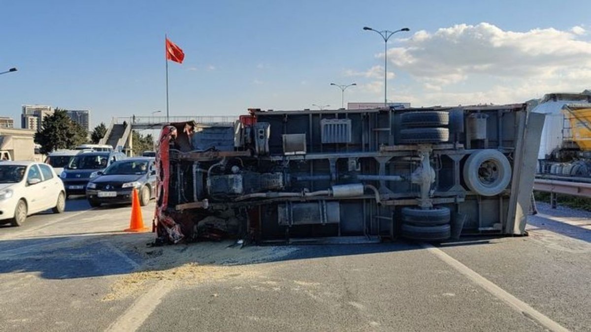 Bayrampaşa’da zincirleme kaza: Kamyon devrildi, 7 kişi yaralandı