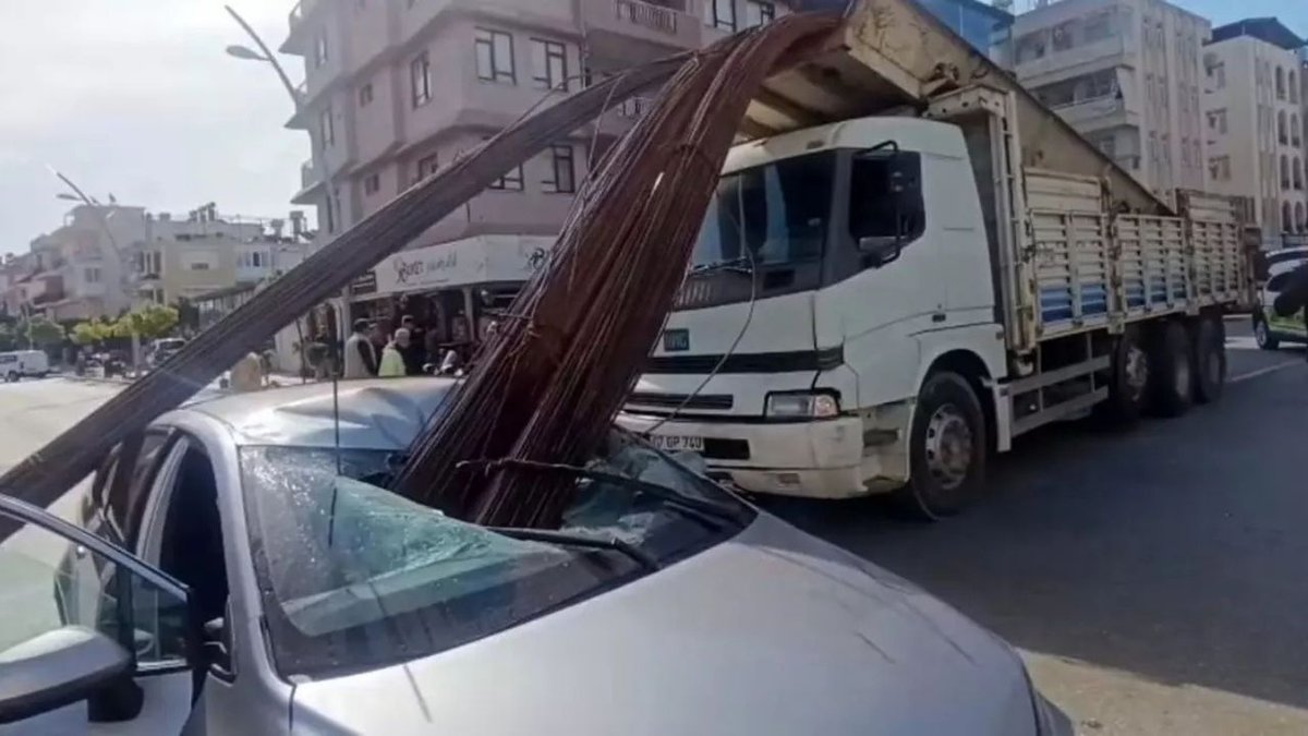 Antalya’da Dehşet Anları: Kamyondan Kopan Demirler Otomobile Ok Gibi Saplandı