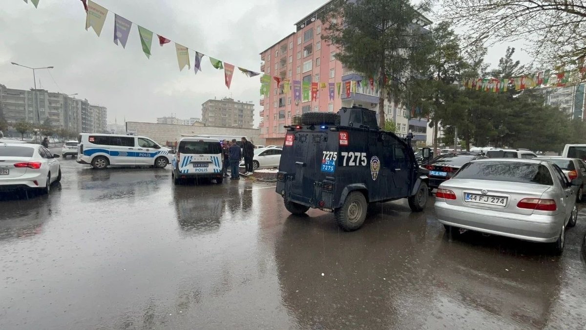 Diyarbakır’da Esnaflar Arasında Silahlı ve Bıçaklı Kavga: 3 Yaralı