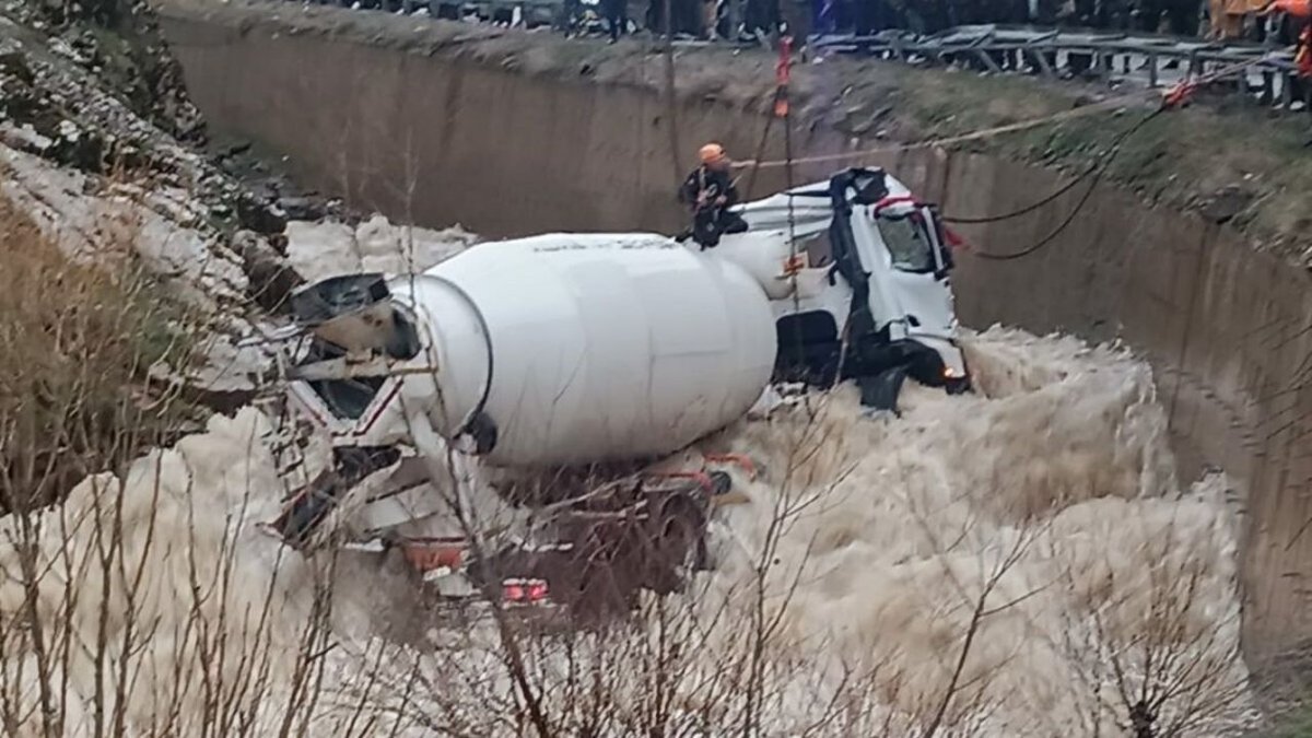 Bitlis'te Dereye Yuvarlanan Beton Mikserinin Şoförü Kayboldu, Cansız Bedeni 5 Saatlik Arama Sonrası Bulundu