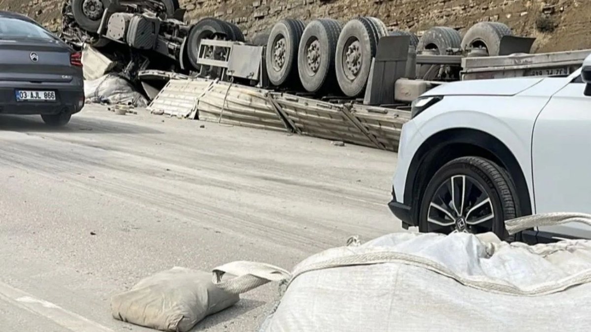 Burdur’da TIR Devrildi! Sürücü Yaralandı, Araç Hurdaya Döndü