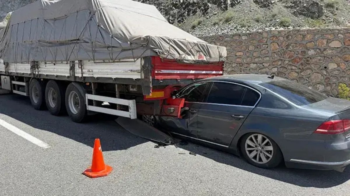 Malatya'da TIR'a Çarpan Otomobilin Sürücüsü Yara Almadan Kurtuldu
