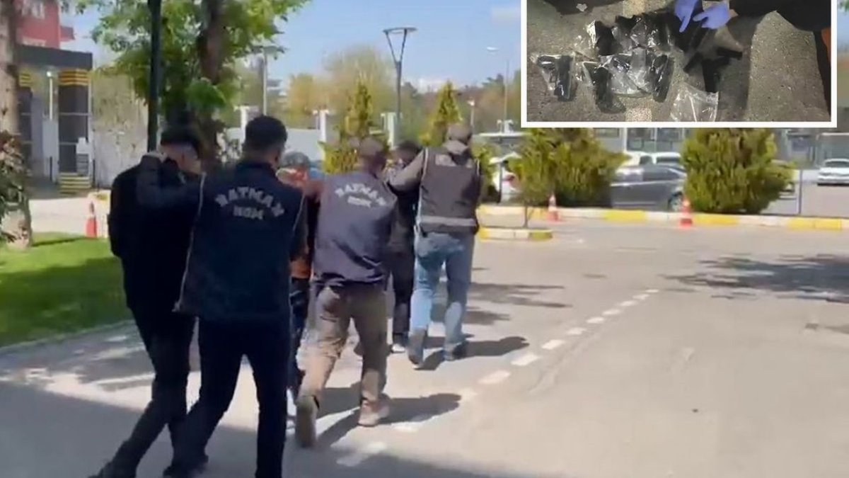 Batman'da İki Otomobilde 13 Tabanca Ele Geçirildi