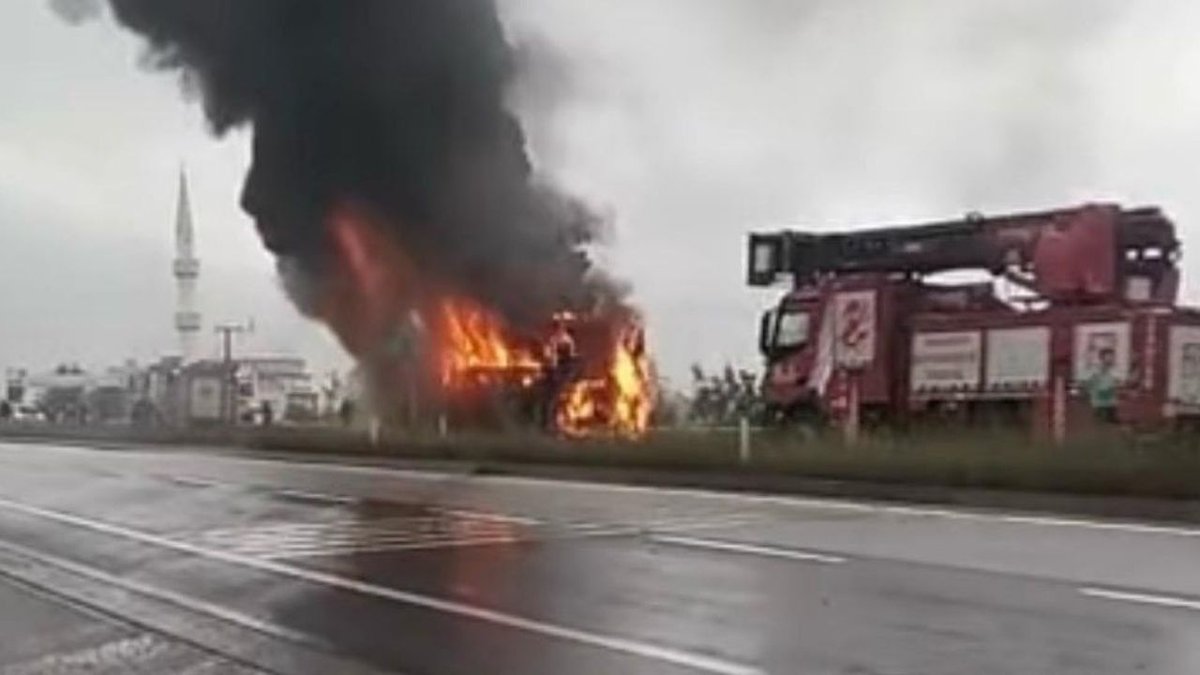 Sakarya’da Yolcu Otobüsü Seyir Halindeyken Alev Aldı