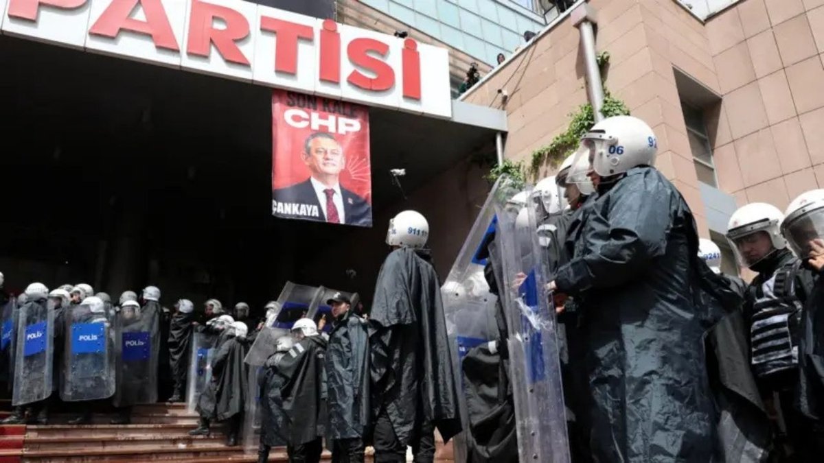 CHP Genel Merkezi’nde Tarihi Gerilim! Polis Müdahalesi Sonrası Ankara’da Siyaset Karıştı