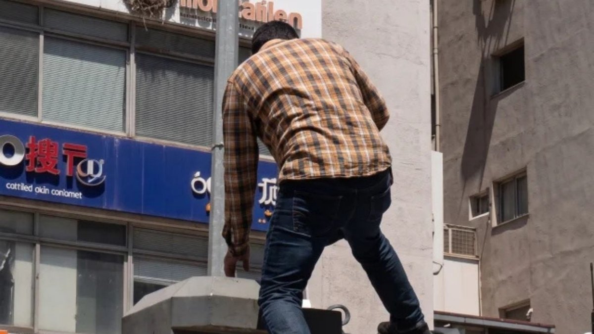 İzmir’de CHP Mitinginde Gerginlik! TOMA’nın Üzerine Çıkan Gösterici Gündem Oldu