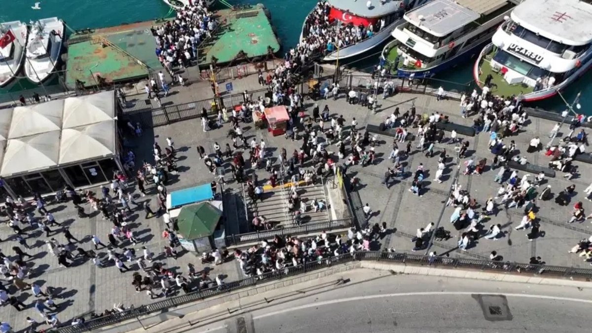 Bayramda Eminönü’ne Akın! İskelelerde Yoğunluk, İstanbul’un Kalbi İnsan Seline Döndü