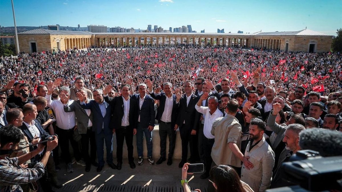 CHP’de Kritik Mitingde Gövde Gösterisi: Özel’e Destek Veren 45 Milletvekili Sahadaydı