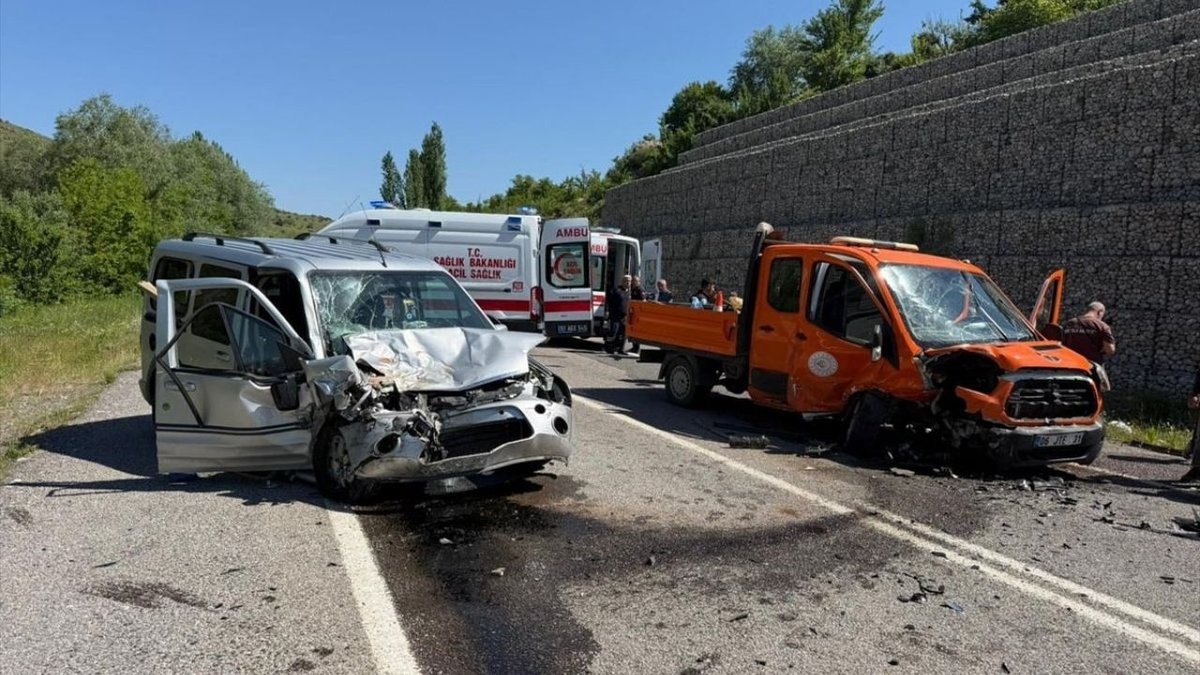 Niğde’de Feci Kaza: Hafif Ticari Araç ile Kamyonet Çarpıştı, 6 Kişi Yaralandı