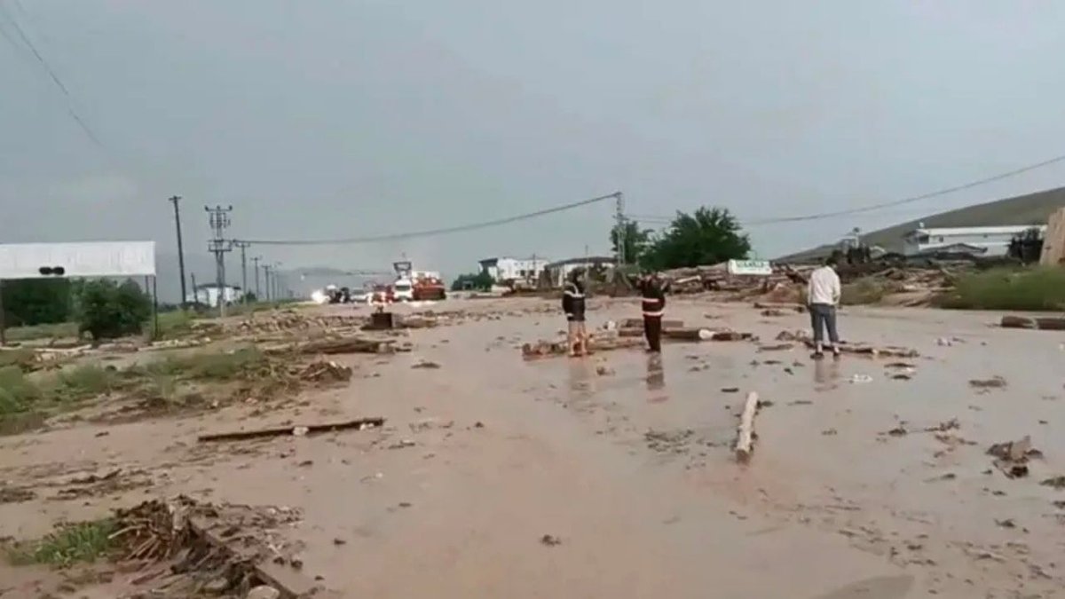 Yurdun Çoğu İlinde Sağanak ve Dolu Felaketi: Araçlar Sele Kapıldı, 1 Kişi Hayatını Kaybetti