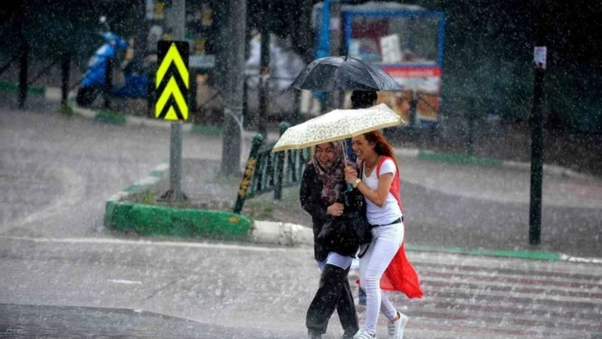 Meteoroloji Uyardı: Bugün Akdeniz ve İç Anadolu’da Çok Kuvvetli Sağanak Bekleniyor