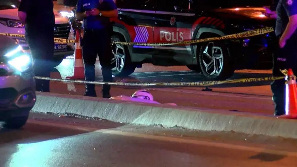 Bakırköy’de Motosiklet Aydınlatma Direğine Çarptı: 2 Kişi Hayatını Kaybetti
