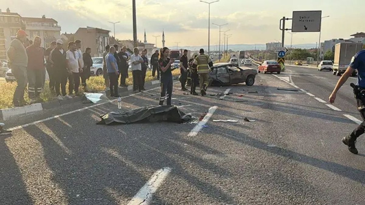 Kütahya’da Feci Kaza: TIR’la Çarpışan Otomobil Takla Attı, 17 Yaşındaki Genç Hayatını Kaybetti