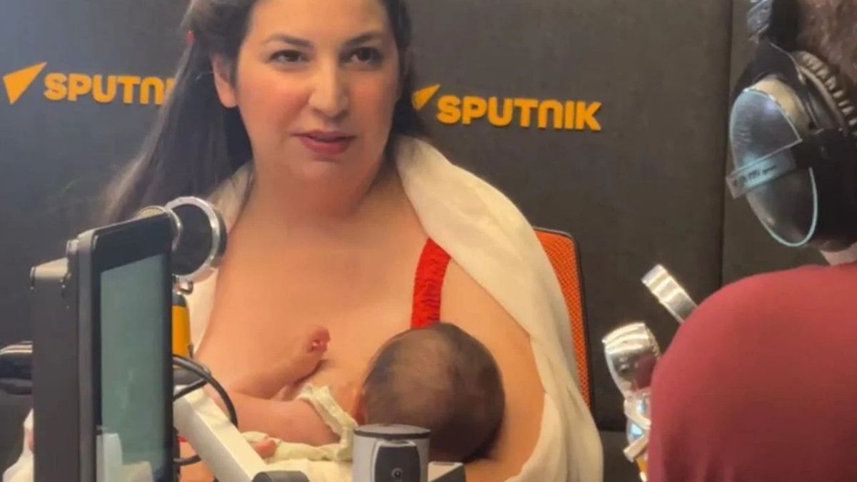 Zeynep Öykü Radyo Programında Bebeğini Emzirirken Yayına Devam Etti