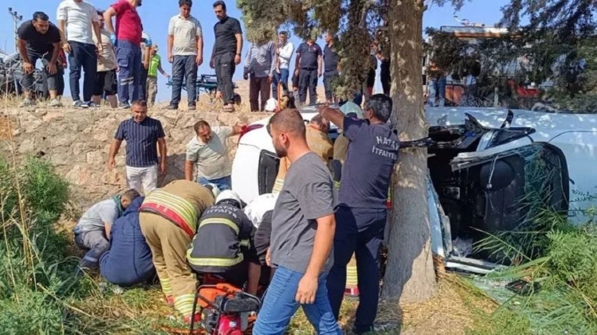 Hatay’da Feci Kaza Otomobil Şarampole Uçtu Ağaca Çarptı 7 Kişi Yaralandı Bölgede Panik Anları Yaşandı