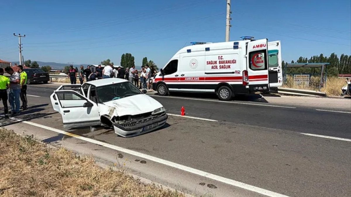 Afyonkarahisar’da Feci Kaza Otomobil Bariyerlere Saplandı 6 Kişi Yaralandı