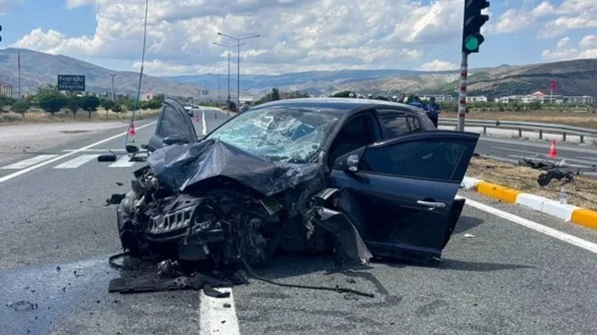 Erzincanda Gece Saatlerinde Korkutan Kaza Otomobil Direklere Çarptı 5 Yaralı
