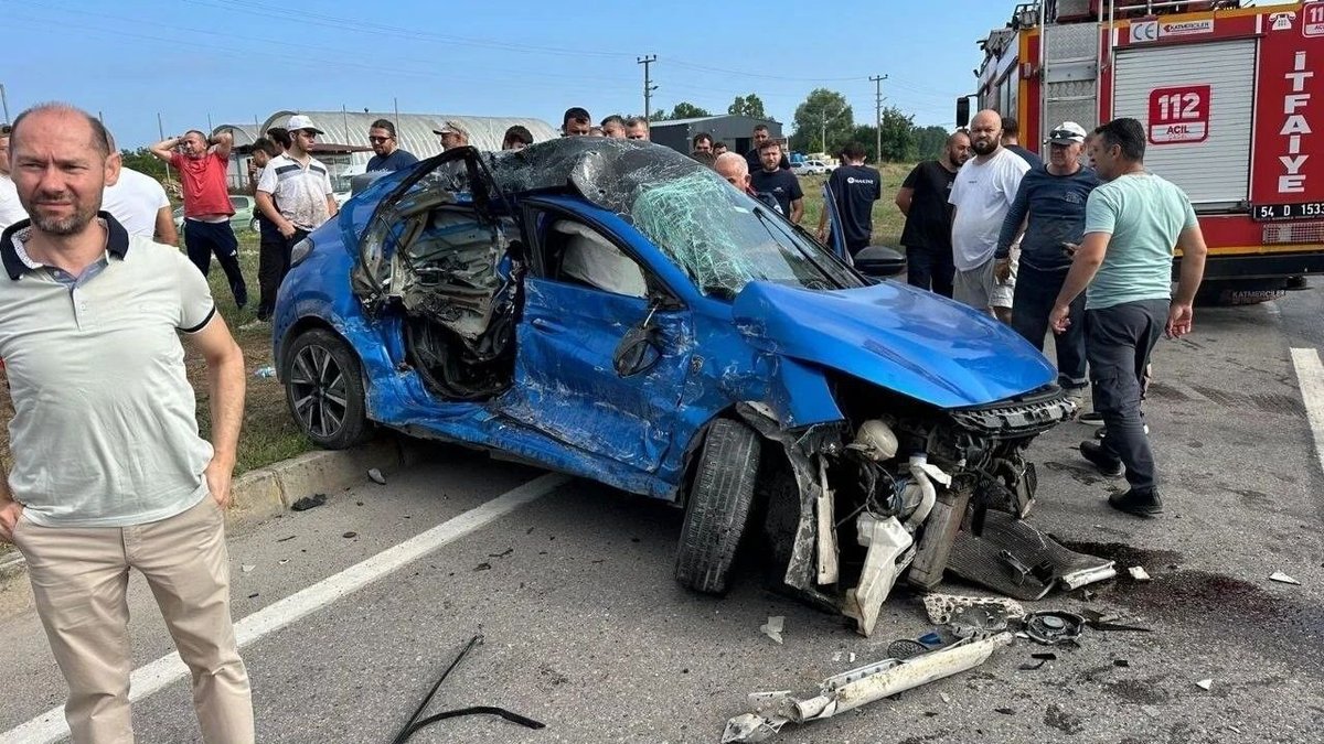 Sakarya’da Feci Kaza Otomobil Çarpışmanın Etkisiyle Hurdaya Döndü