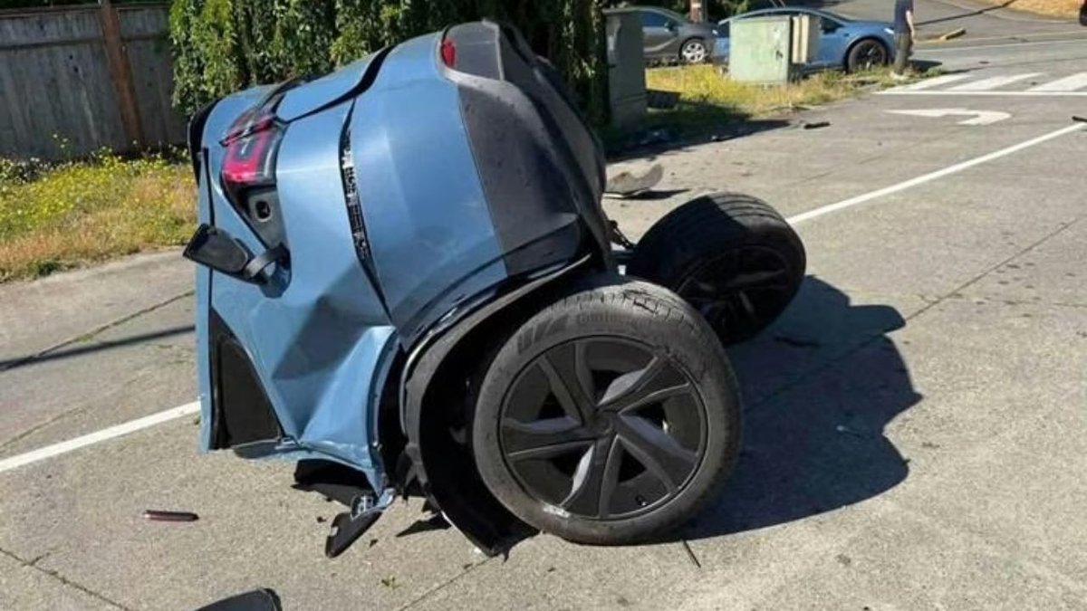 Otonom sürüş modundaki Tesla kazada ikiye bölündü: Soruşturma başlatıldı