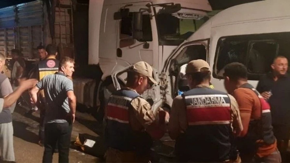 Hatay’da Servis Minibüsü İle Tır Çarpıştı: 1 Ölü, 14 Yaralı
