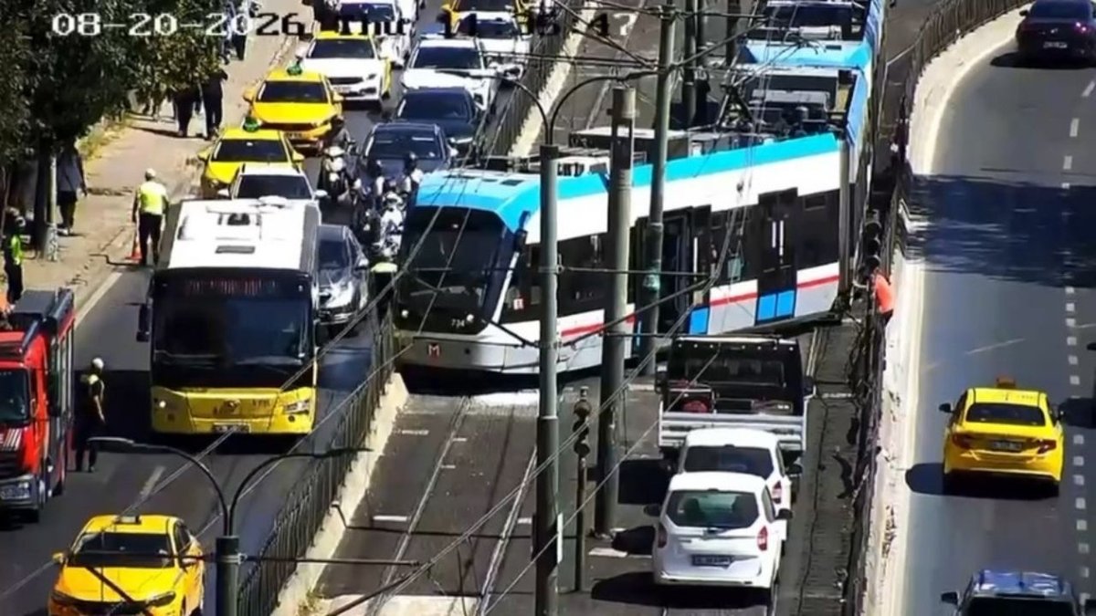 İstanbul'da Tramvay Raydan Çıktı. Seferlerde Aksama Yaşanıyor