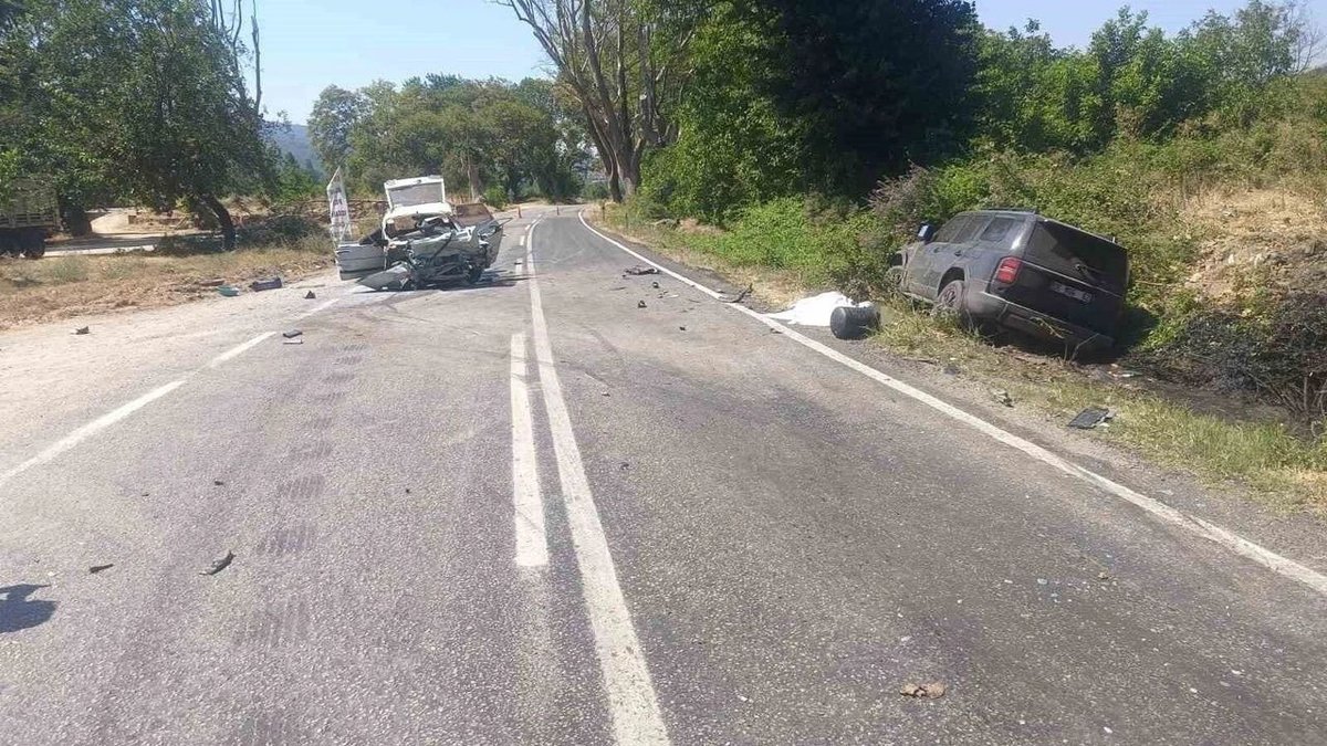 Manisa’da Feci Kaza: İki Otomobil Kafa Kafaya Çarpıştı, 2 Kişi Hayatını Kaybetti